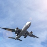 【夢占い】飛行機の夢の意味 46選 | 座席や見上げる夢、飛行機同士がぶつかる夢の意味とは？